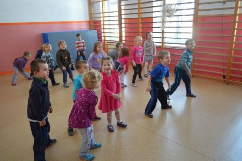 Przedszkolaki tańcząz klasą
