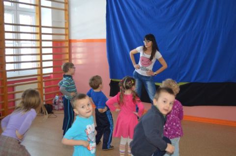 Przedszkolaki tańcząz klasą