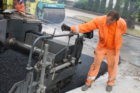 Układanie dywanika asfaltowego na ul. Okólnej