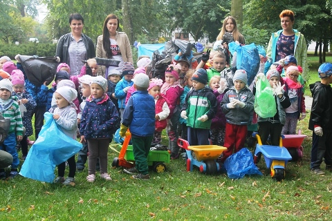 Przedszkolaki sprzątają świat