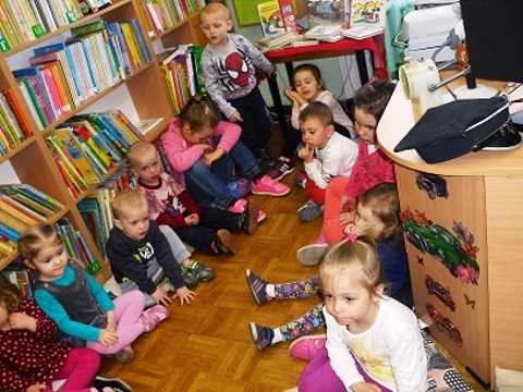 Przedszkolaki z KUBUSIA PUCHATKA w bibliotece