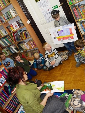 Przedszkolaki z KUBUSIA PUCHATKA w bibliotece