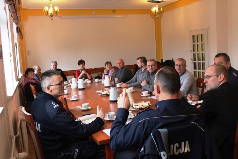 Narada z policjantami