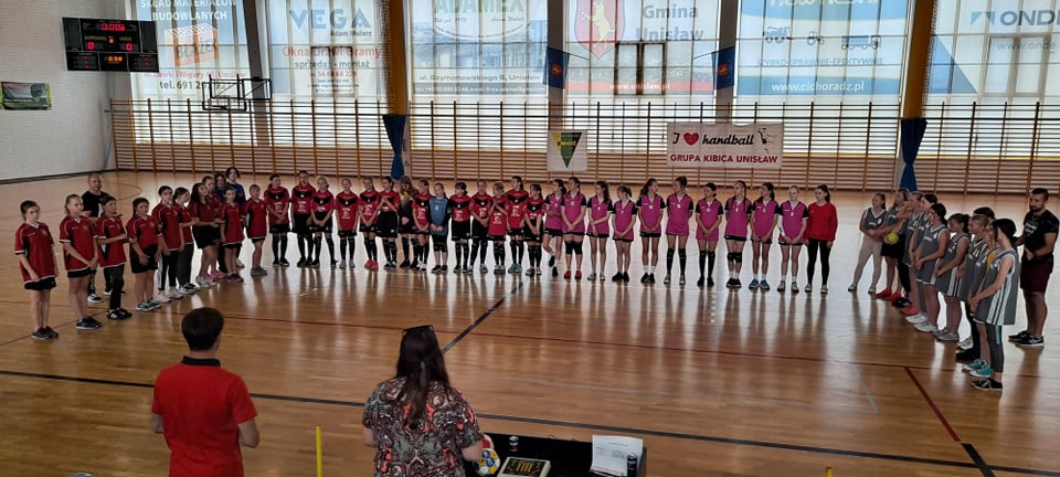 wszystkie drużyny pozują do zdjęcia