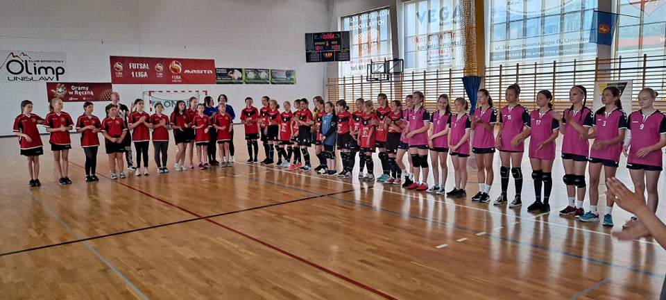 wszystkie drużyny pozują do zdjęcia