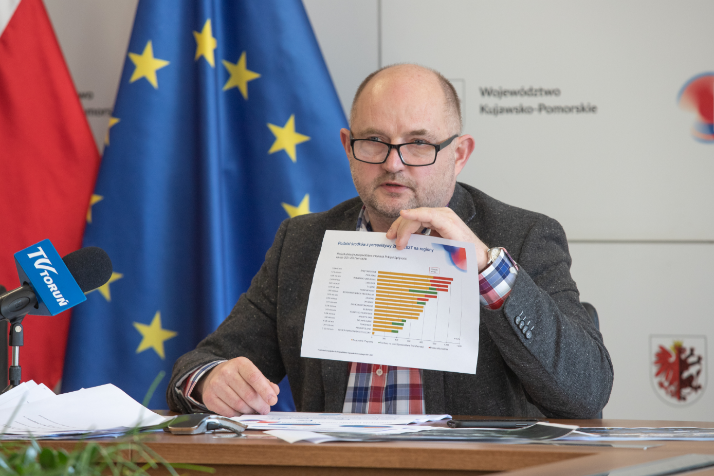 Pan Mikołaj Kuras przedstawia podział środków z perspektywy 2021 - 2027 na regiony