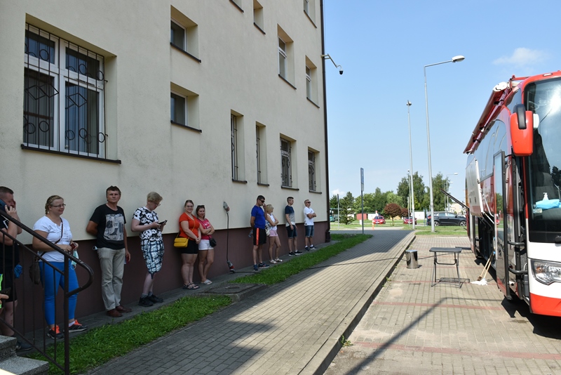 Ochotnicy stoją w kolejce do oddania krwi