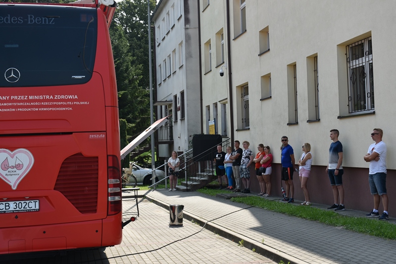 Ochotnicy stoją w kolejce do oddania krwi