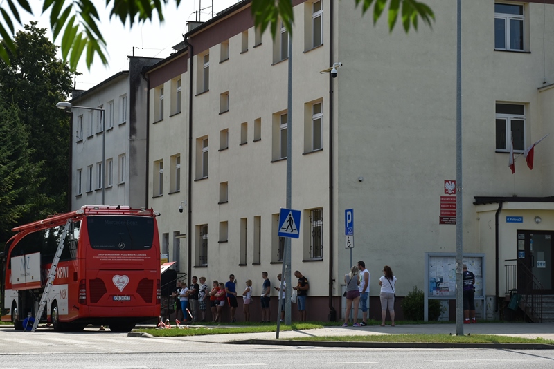 Ochotnicy stoją w kolejce do oddania krwi