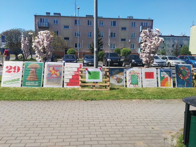Plakaty promujące akcje wystawione przed Gminną bibliotekę publiczną