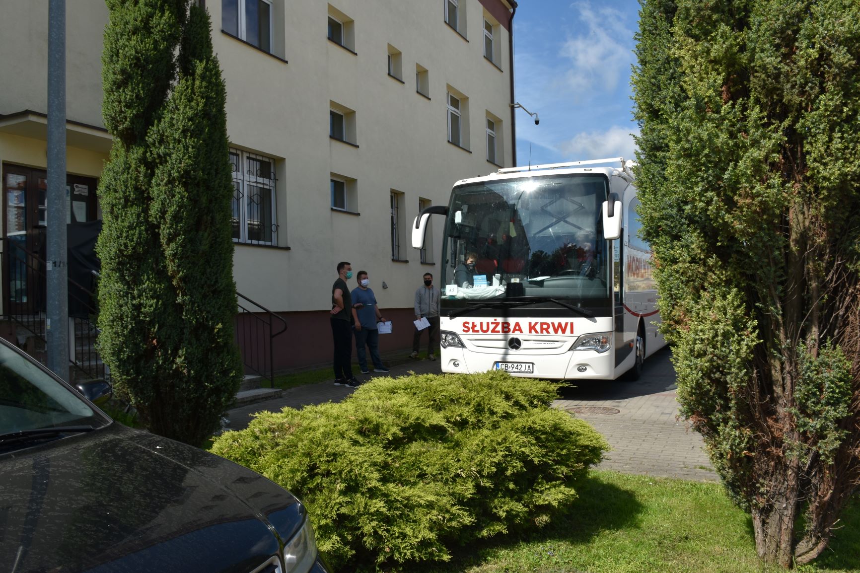 Biały krwio-bus stoi przed urzędem gminy Unisław