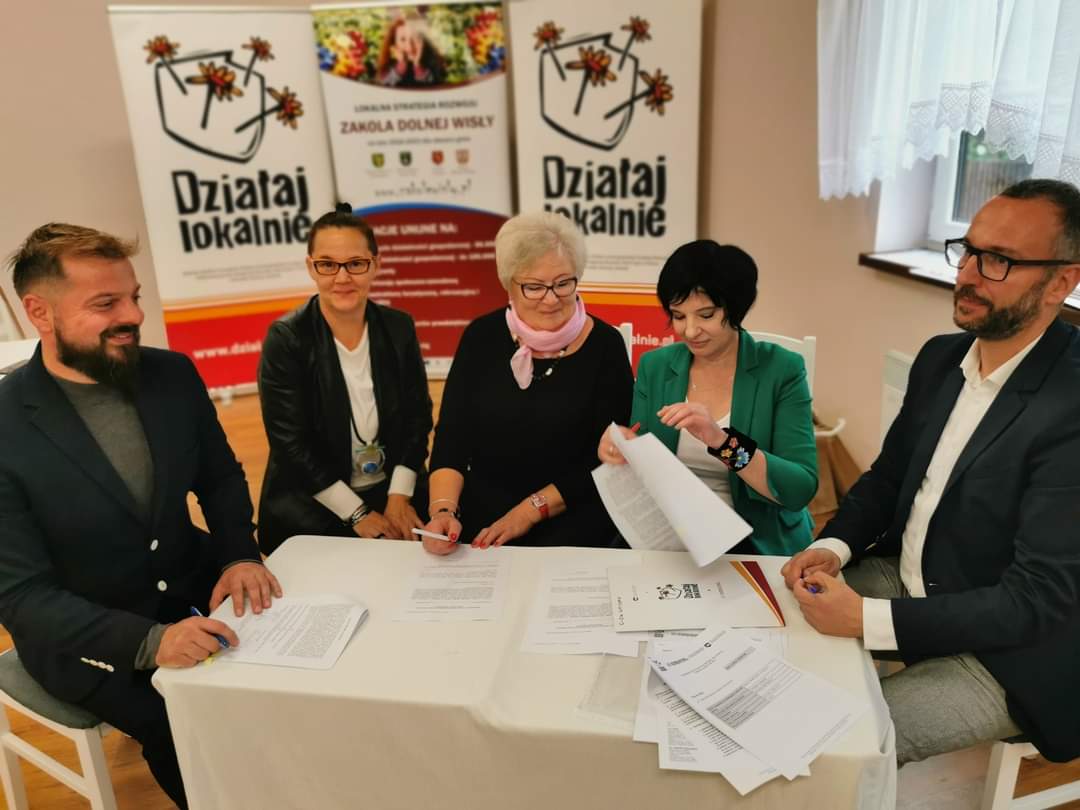 Wspolne zdjęcie organizatorów i zwyciężczyni