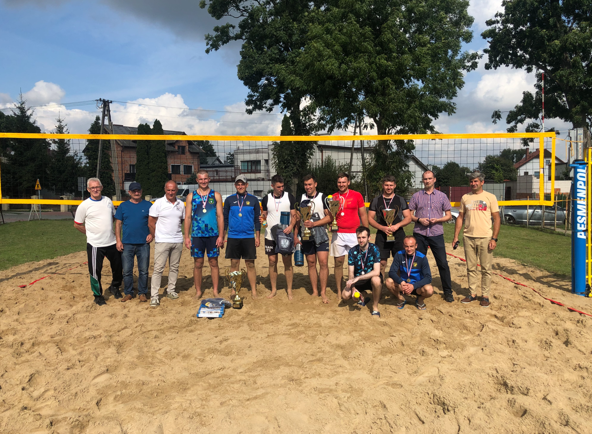 Uczestniczy wydarzenia pozujący na boisku piłki plażowej